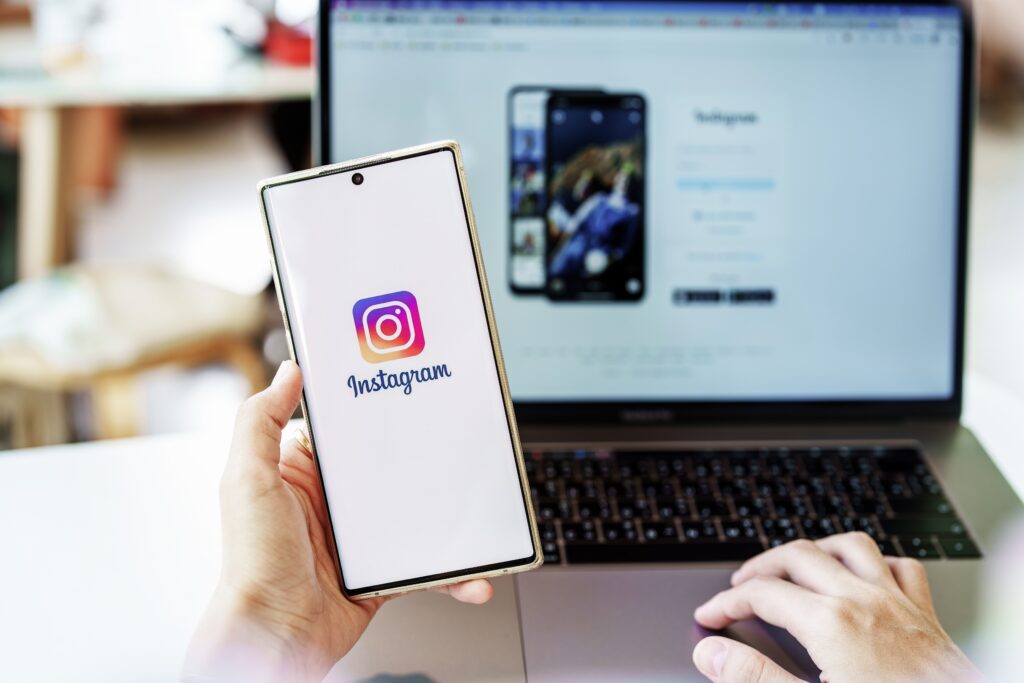how to see who your boyfriend is messaging on instagram
