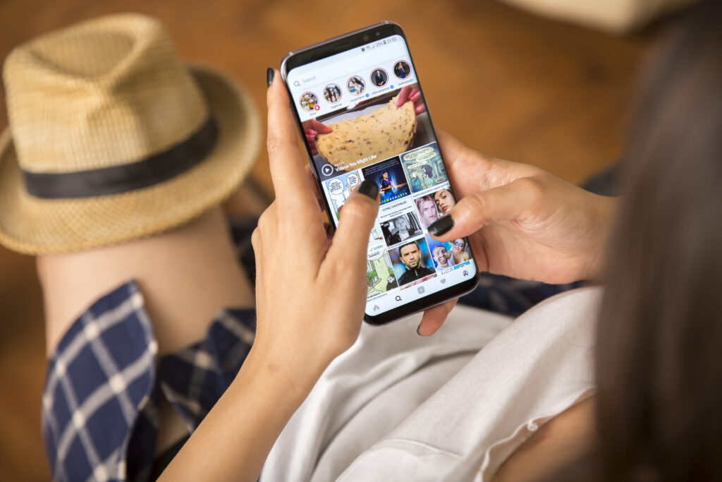 how to see who your boyfriend is messaging on instagram