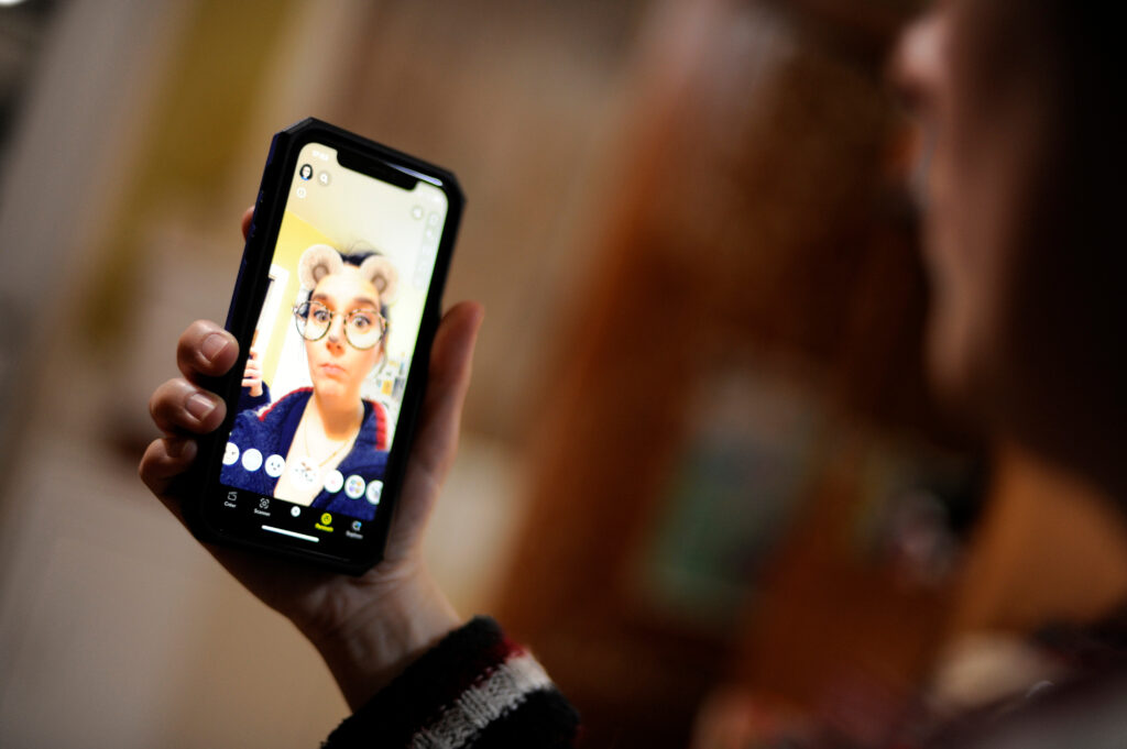 How to See Who My Boyfriend Is Talking to on Snapchat